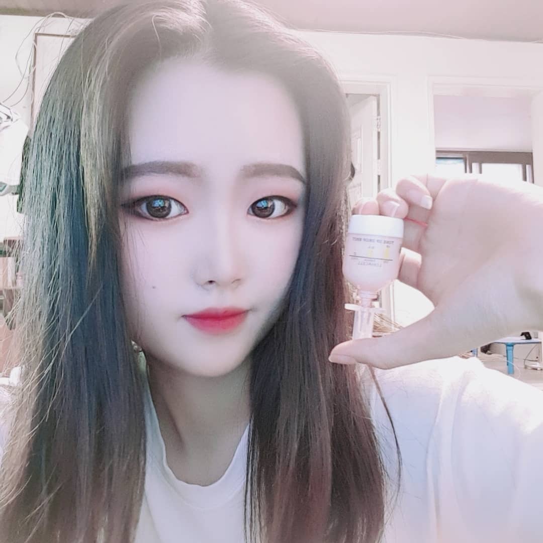 혜원😆 on Instagram: “로하셀 톤업 드롭 샷 앰플  나이아신아마이드 성분이 함유되어있어서 멜라닌 생성과 억제에 도움을 주고, 또 이 앰플에 함유되어있는 아스타잔틴 성분으로 피부보호와 미백에 도움을 주는 올인원 이라고 생각이 드네요👍🏻 다른 앰플들에 비해 약간 코랄빛이…”