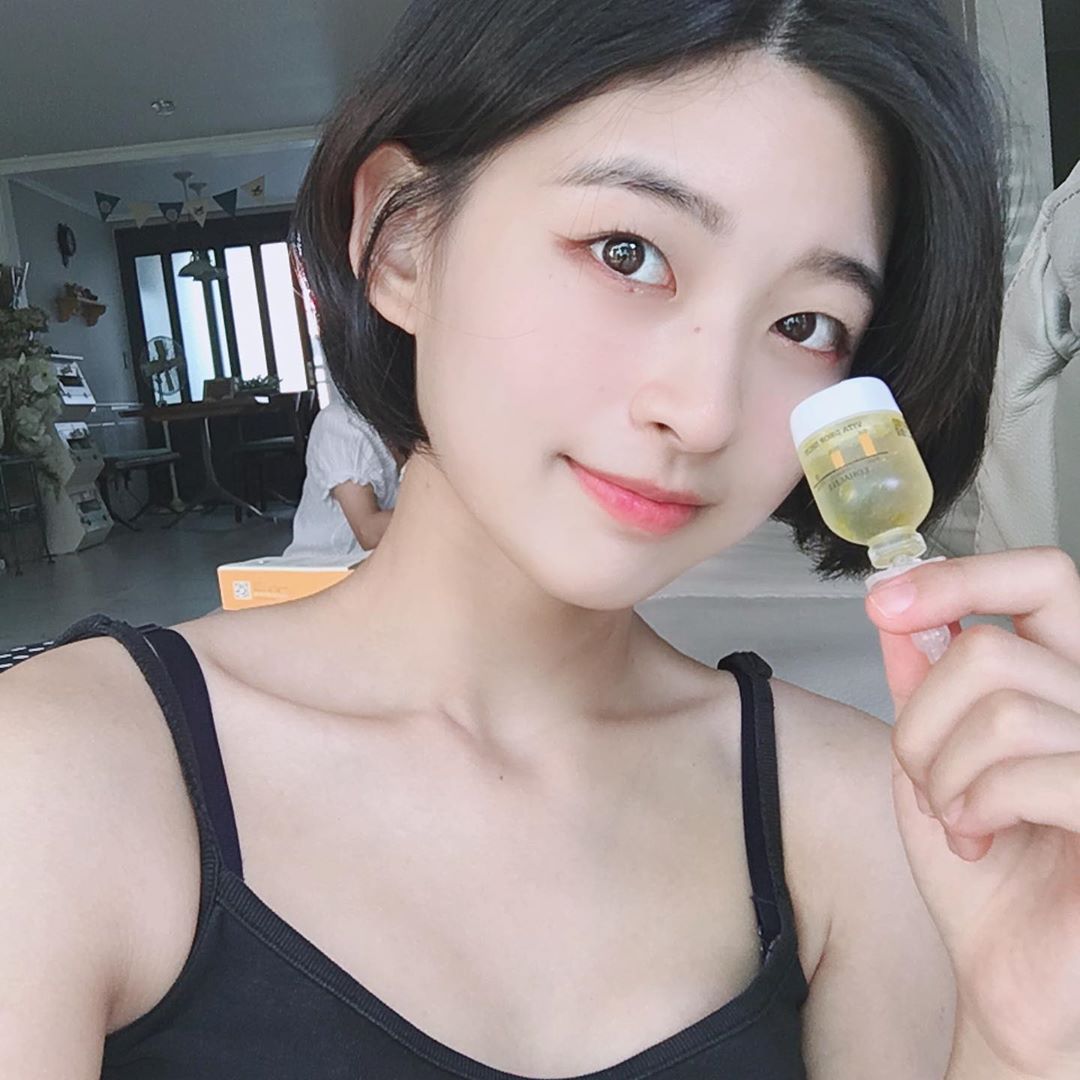 설이 on Instagram: “비타비타 뿜뿜✨  비타비타 파워👊🏻 포장 뜯기 전 부터 폴폴 나는 비타민 냄새에 기분까지 상쾌해요☺️ . . *제품 설명 URL : https://bit.ly/33AEV5f  로하셀 비타 드롭샷 앰플은 9가지 멀티비타민과 비타민나무 수 61%를…”