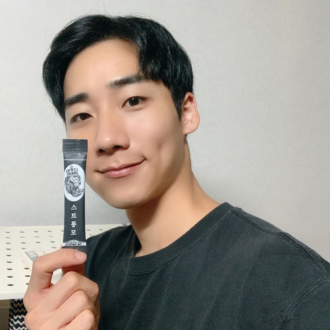 혜성 on Instagram: “머리감을 때 한 움큼씩 빠지는 머리카락... 그래서 스트롱모를 먹고있습니다😂 화학첨가물없이 100% 자연원료로 만들어 부작용걱정없이 먹을 수 있어요! 게다가 영양소 보존을 위해서 '동결건조' 공법으로 영양소 파괴율이 현저히 낮다고 합니다 :)…”