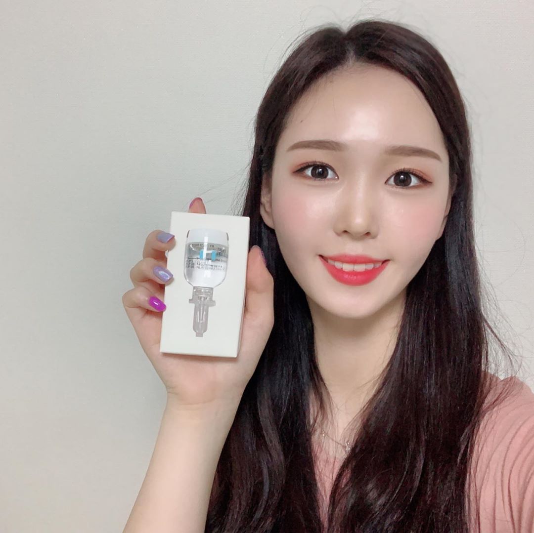 Lee0423 on Instagram: “쫀쫀한데 끈적거림이 적은 로하셀 하이 드롭샷 앰플❣️
#로하셀#lohacell#로하셀하이드롭샷앰플#하이드롭샷앰플#드롭샷앰플#로하셀앰플#수분앰플#스킨케어#홈케어#뷰티#관리#항공과#승무원#예승이#관리#데일리#협찬”