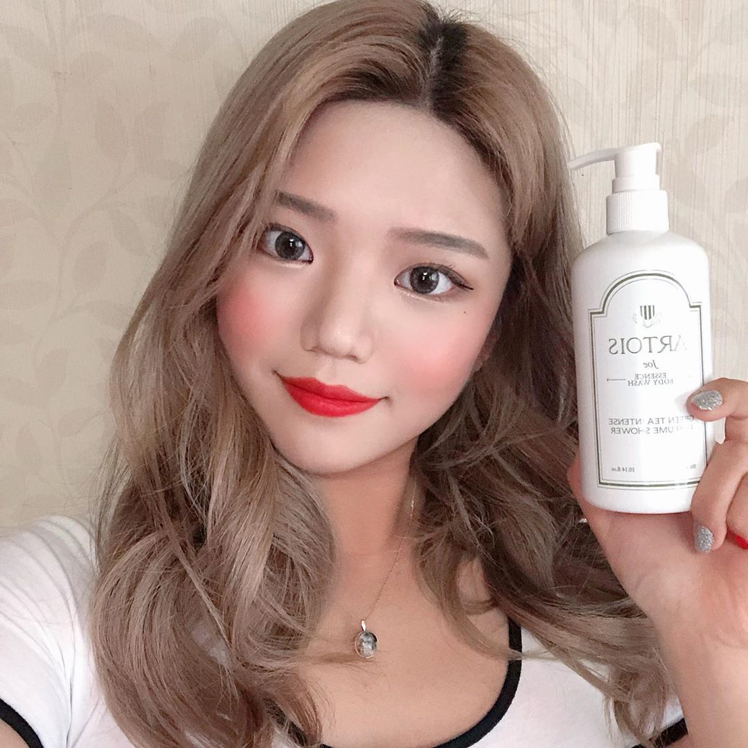 안서경 on Instagram: “🌿아루투아 바디워시🌿 거품도 너무 몽글몽글 풍성한데 향까지 너무 좋아서 샤워할때 이거 아니면 못쓰게따.... 제가 사용한 제품은 아루투아 Joe 향이에용 샤워하는데 숲속온 기분🧚🏻‍♀️ - - #천사연구소 #아르투아 #아르투아바디워시 #바디워시추천…”