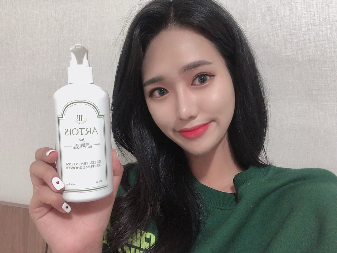 다비🐝 on Instagram: “샤워 향수 “아르투아 바디워시” 같이 써보실래요? ⠀ 평소에 향수는 귀찮아서 잘 안 뿌리는데 아르투아 바디워시 쓰고부터는 주변에서 향수 뭐 쓰냐고 물어봐요😆 향수가 아니라 바디워시라는 거 다들 모르셨죠?◟̊◞̊ ⠀ 아르투아 바디워시는 총 6가지 향이…”