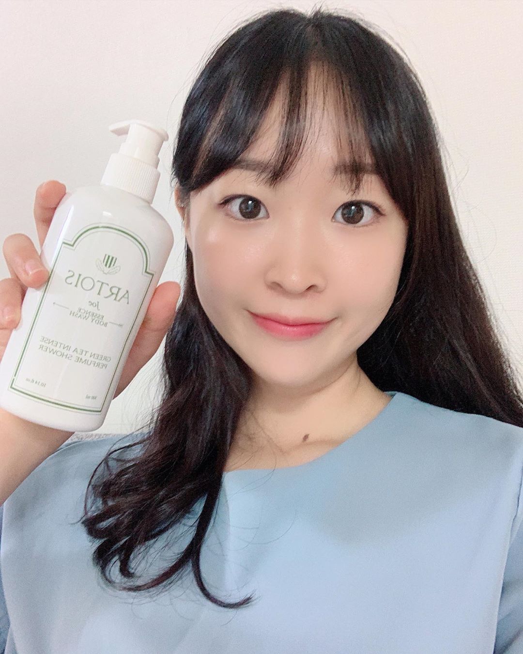 욤🌻 on Instagram: “시트러스향 되게 좋아하는데 바디워시에서 내가 좋아하는 향이 나다니💕 저자극 클렌저라 성분도 순한데 샤워하고 나오면 은은한 향이 몸을 덮고 있어서 너무 기분 좋게 해줘요 아르투아 바디워시 향이 총 6가지라서 좋아하는 향 타입 선택도 가능해서 넘…”
