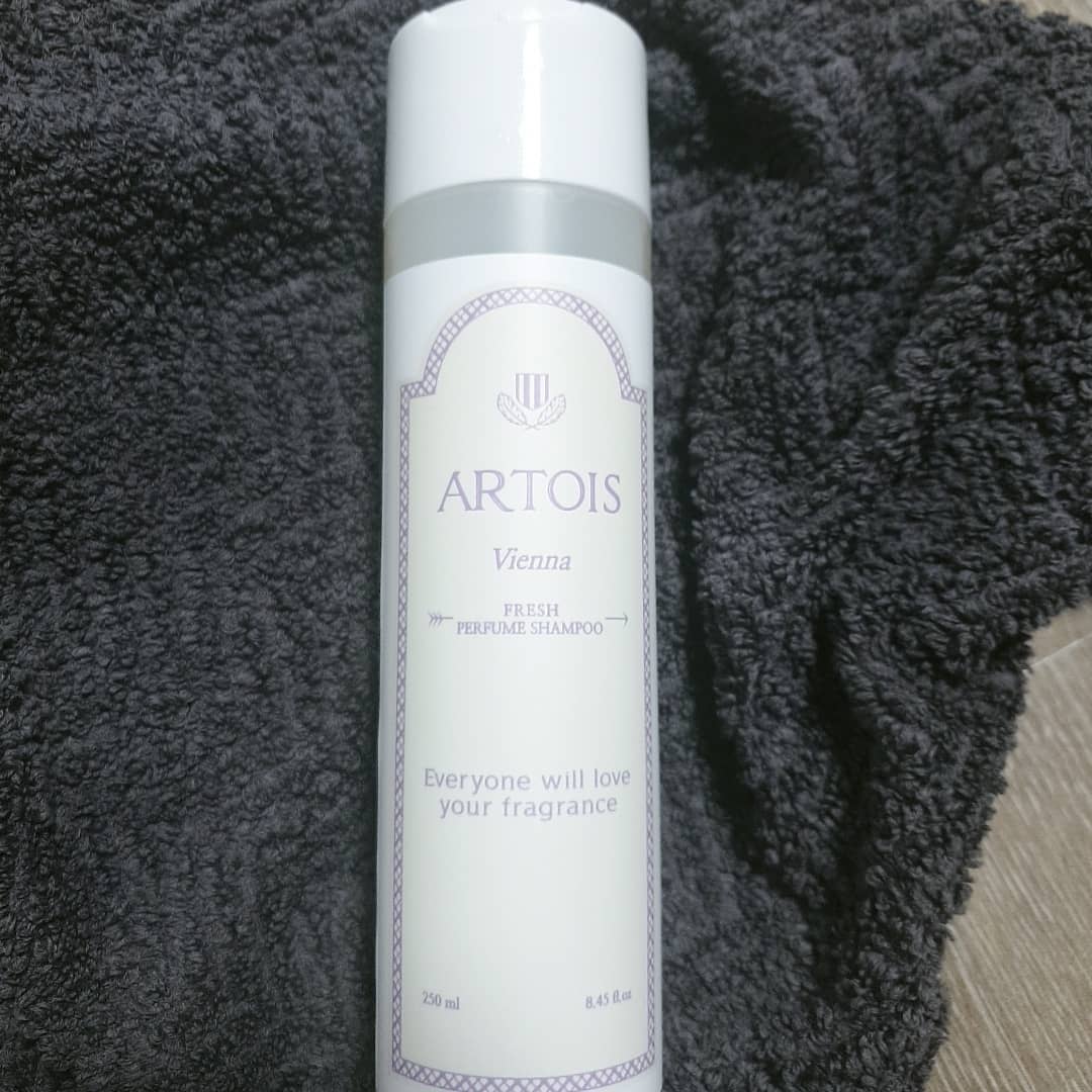 오 소희 on Instagram: “허브추출수와 식물성 계면활성제가 들어간 비엔나향 #샴푸에요 소시지 비엔나🌭가 아니라 성숙한 파우더향인데 기존에 쓰던 #베이비파우더향 샴푸하고는향이 다르더라고요  샴푸케이스 자체가 우선 심플한데도 예쁘구 욕실선반을 차지하는 비율이 적더라고요  내용물은…”