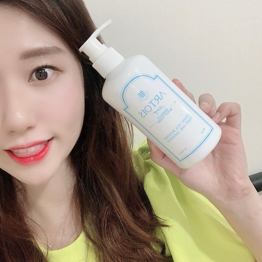 바니블리 on Instagram: “⠀ 방금 샤워하고 나온듯한 비누향🧖🏻‍♀️ 잔향이 아주그냥 지려버려따,,,(｡♥‿♥｡) ⠀ ⠀ ⠀ #천사연구소 #아르투아 #아르투아바디워시 #바디워시추천 #향기바디워시 #송강바디워시 #데일리 #향기 #잔향 #향수바디워시 #입는향수 #직장인…”