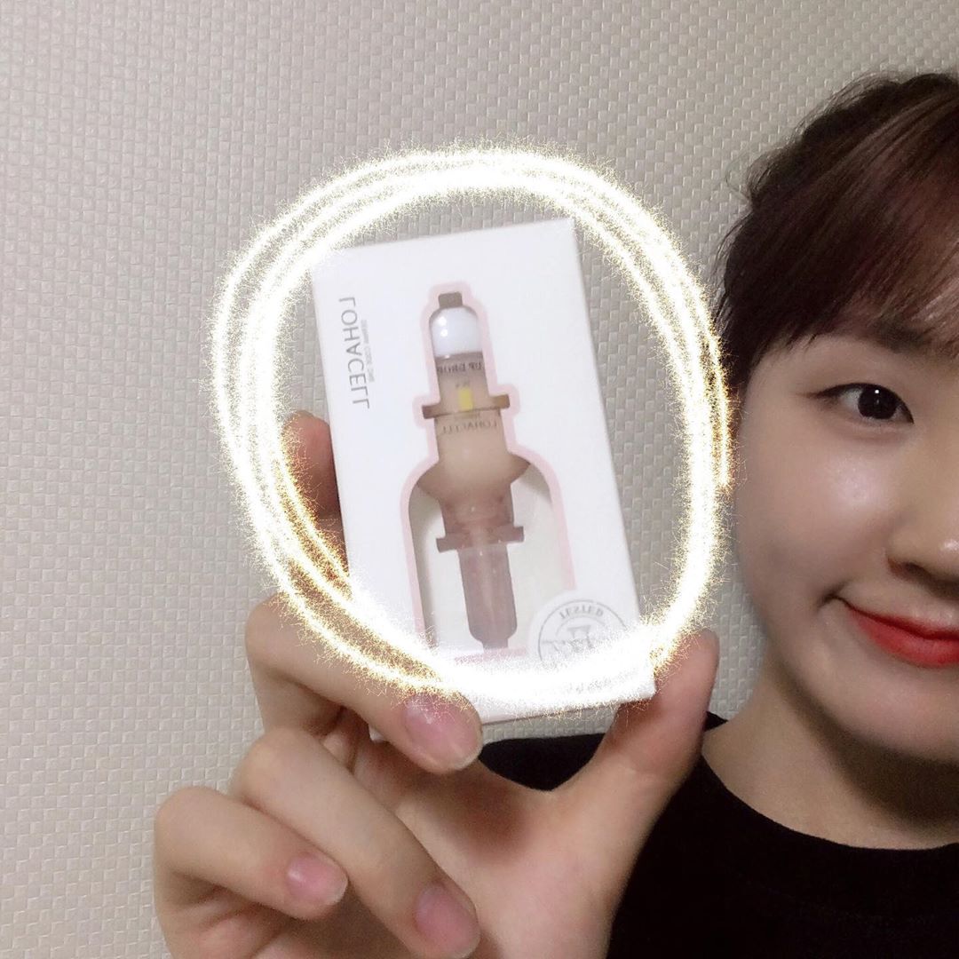 리루룐 on Instagram: “➡️로하셀 톤업 드롭샷 앰플 . ▪️성분에 민감한 나는 대찬성 🙌 전 성분 EWG 그린등급 🌿 ▪️끈적이지 않는 에센스 제형이라 흡수 왕 빨리 된다는거 🤭 ▪️칙칙한 안색,잡티에 추천 ! . #로하셀 #lohacell #로하셀드롭샷앰플…”