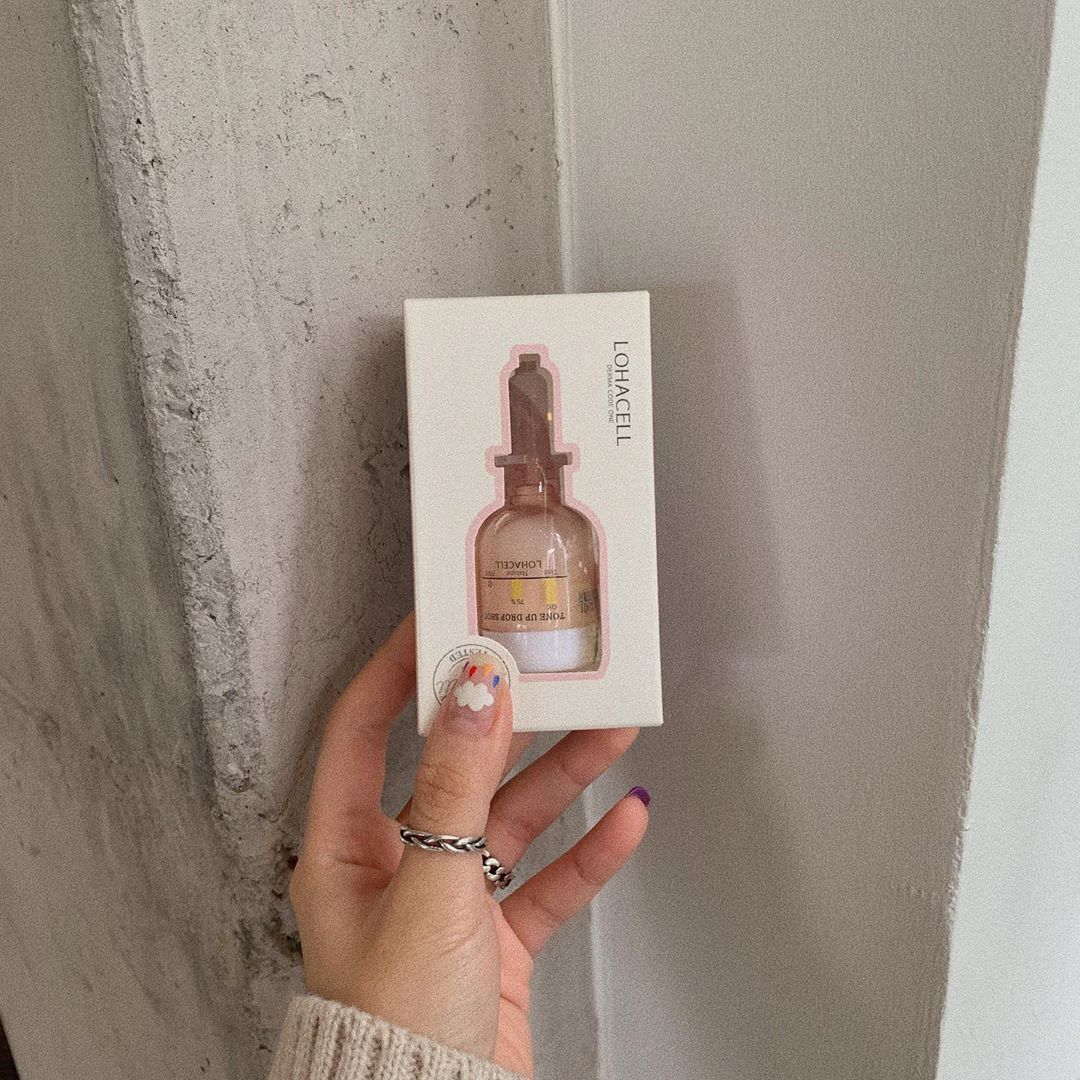 @ddanggong on Instagram: “이 쪼고만한게 얼마나 촉촉하고 좋은지  화장이 잘 되서 오늘 사진 10000 장 찍었찌이~~~ #로하셀 #lohacell #로하셀드롭샷앰플 #톤업드롭샷앰플 #드롭샷앰플 #로하셀앰플 #미백앰플 #스킨케어 #홈케어#스킨케어추천 #홈케어추천 #피부미인되기…”