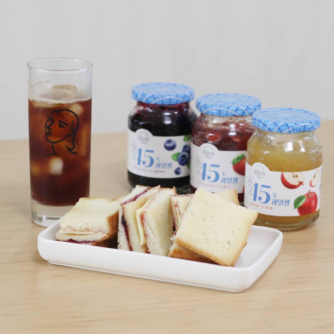 웅이♡ on Instagram: “#좋은아침  오늘 우리집 아침~ 샌드위치에요  담콤한 잼이 빠질수 없지요 사이에 치즈만 넣어줘도 건강한 샌스위치 완성~ 😋🤗 . .  명절에 #복음자리 #잼선물세트 깔끔하고 풍부한 과일 맛이 달콤한 #45도과일쨈 #선물세트 추천해보아요~  #딸기잼…”