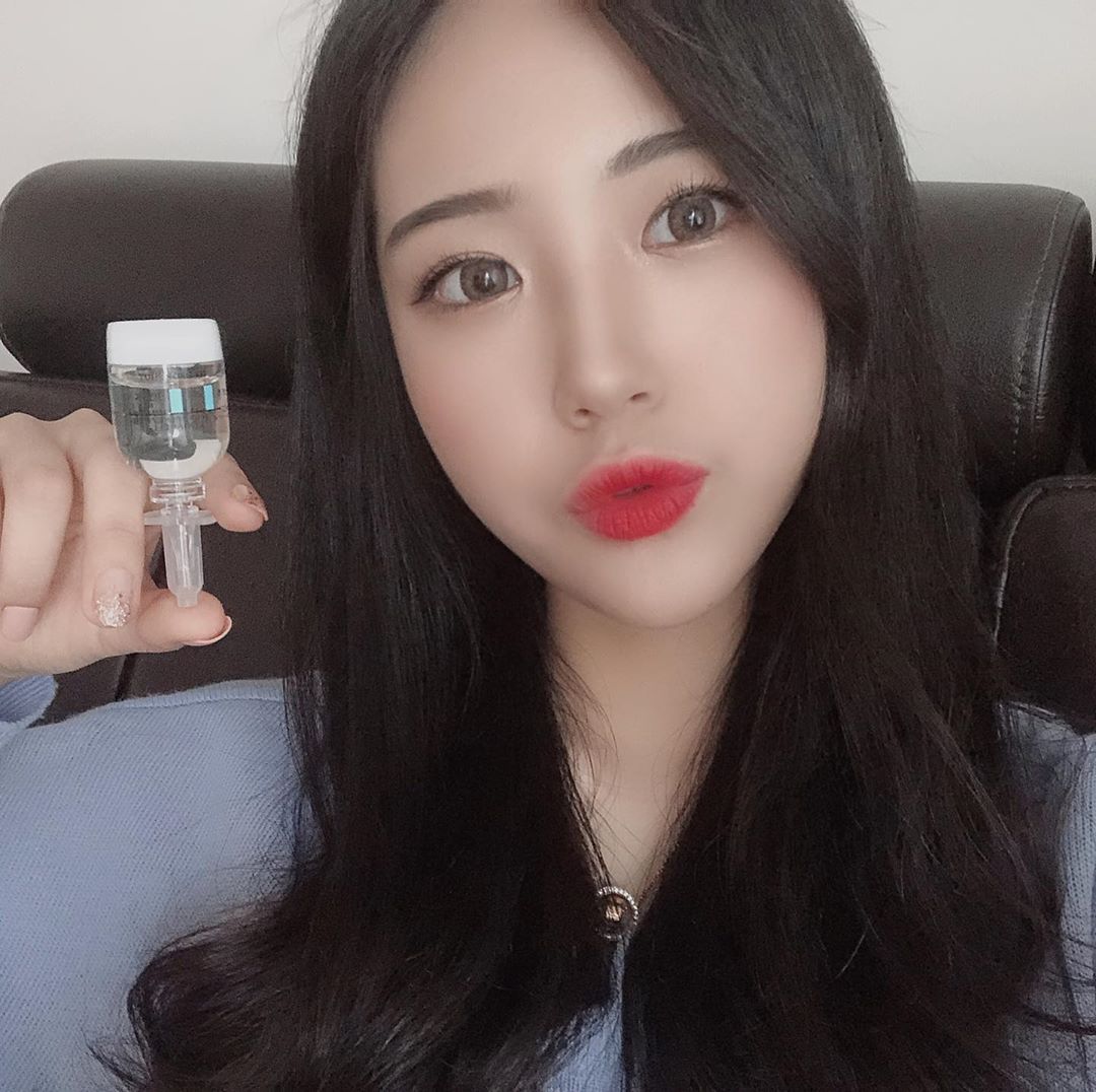Happiness❤️ on Instagram: “💙로하셀 하이드롭샷 앰플💙 빈틈없는 수분 레이어링을 위한 히알마이드 포뮬러를 무려 97%나 함유하고있어서 속당김이 전혀 없이 촉촉하게 관리가능해용 ✔️히알마이드란? 3가지 히알루로산과 세라마이드등으로 이루어진 수분잠금 포뮬러✔️건조한피부를 위한…”