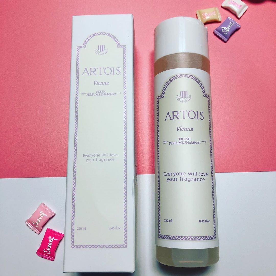 Dayeon on Instagram: “성분성분 따지다보니 
향이없는 제품만 쓰다가 질려서 
풀검색 하며 알게된 퍼퓸샴푸
#비엔나향 파우더향이 아주 오래가네요 성분도좋고~ 
#천사연구소 #아르투아 #아르투아샴푸 #향기좋은샴푸 #퍼퓸샴푸 #올데이샴푸 #향수샴푸 #artois #리뷰쉐어 #ad”