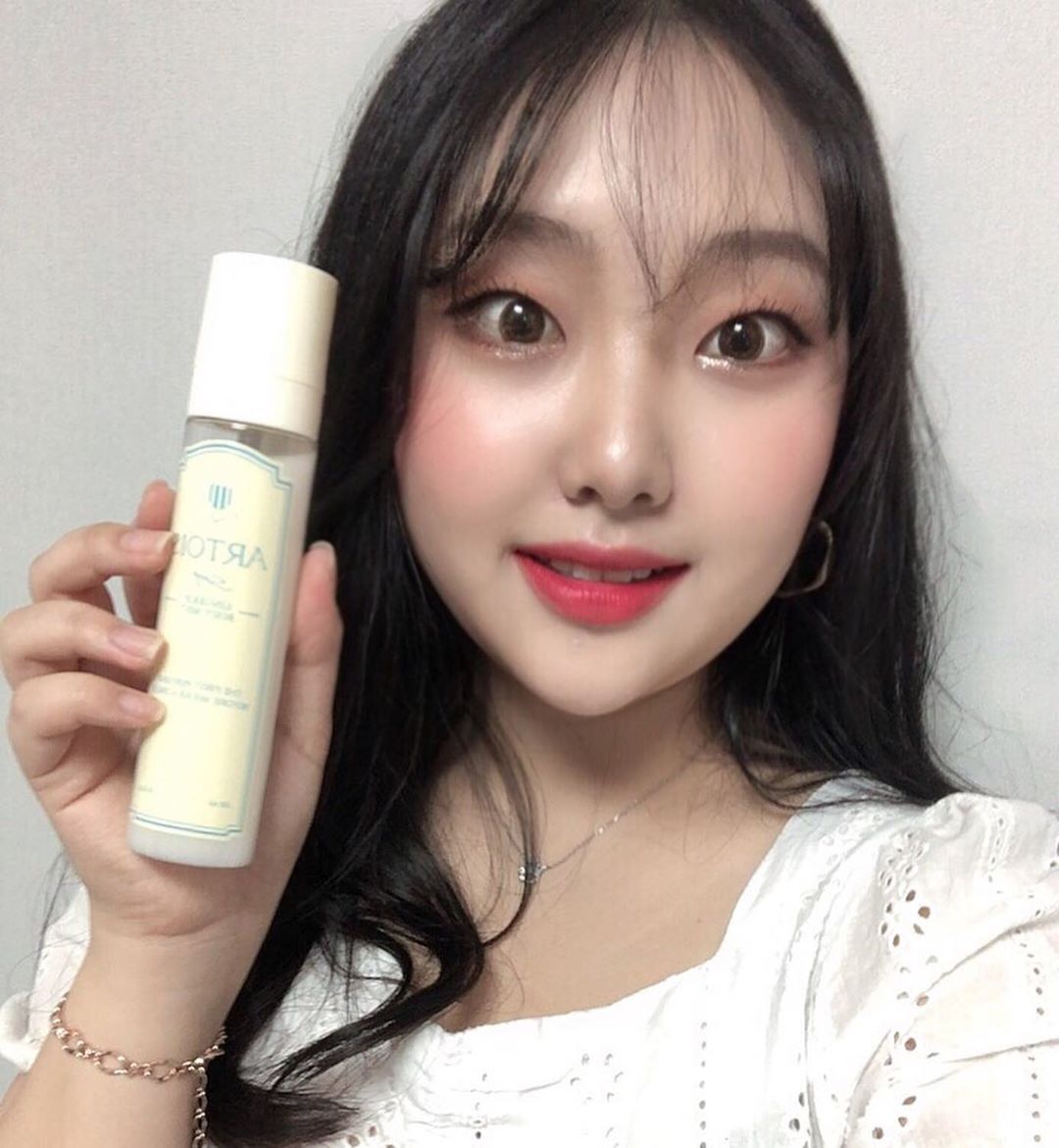 다희 on Instagram: “✨아르투아 바디미스트✨  향3가지 -송: 비누향 -비엔나: 파우더향 -자르: 달달한 꽃향  제가 사용한 향은 ‘송’이에요 깨끗하고 쉬원한 향을 좋아한다면! 깔끔한 룩을 즐긴다면! 누구에게나 어울리는 가벼운 향을 원한다면 ‘송’ 추천해요  아르투아만의…”