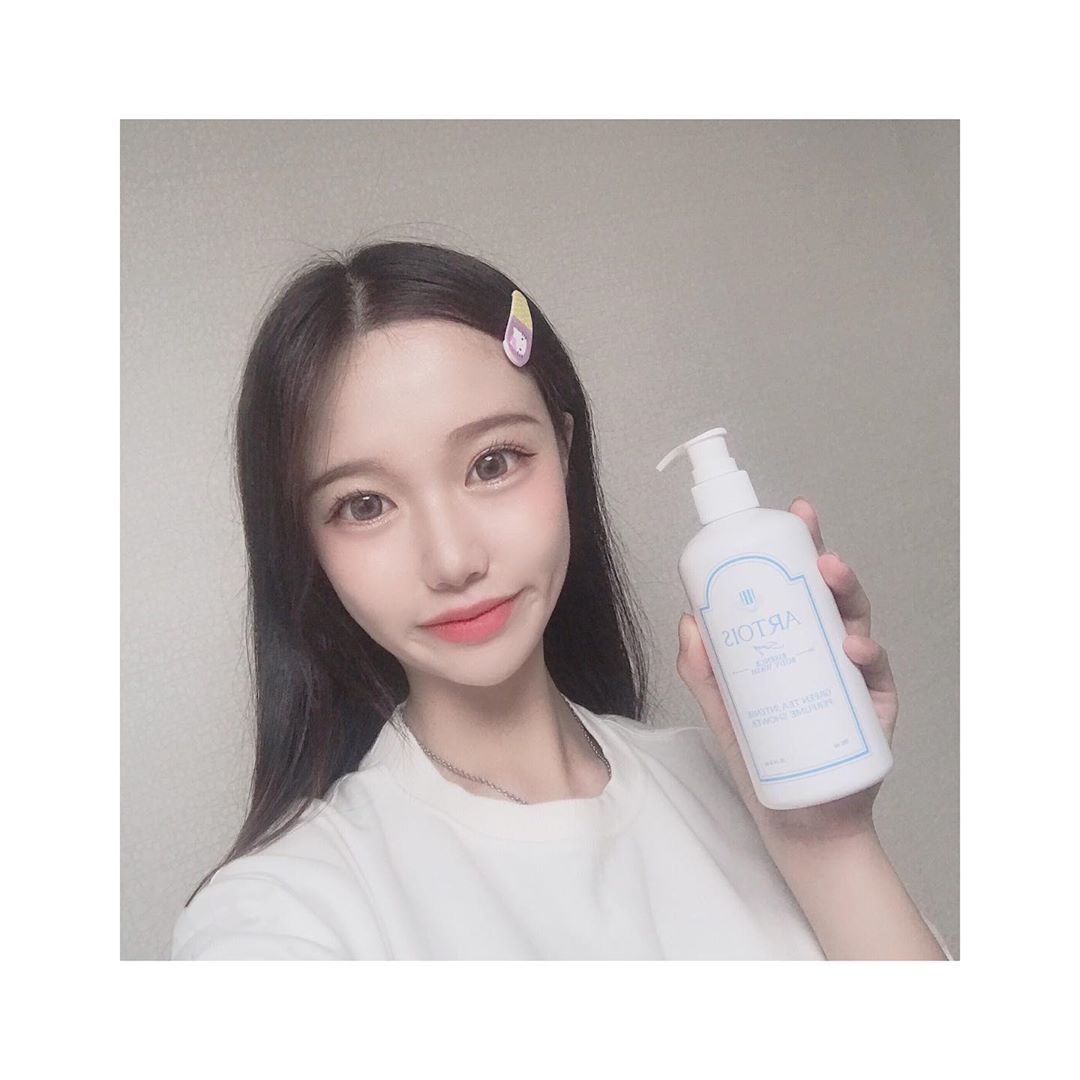 김민서 on Instagram: “저자극 바디워시라서 안심하고 사용할 수 있고 향도 좋고 지속력도 좋아서 씻고 나오면 하루종일 은은한 비누향이 남아서 기분 좋다✨ - - - - - - #천사연구소 #아르투아 #아르투아바디워시 #바디워시추천 #샤워향수 #향수바디워시 #송강바디워시…”