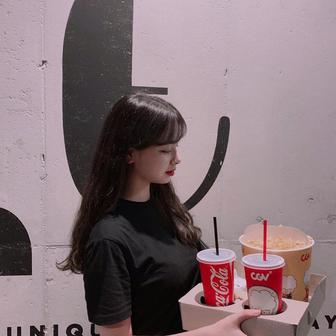 유진 on Instagram: “#타짜3 시사회 보고와써요 ! !
전편은 안 봤지만 포커하는 화려한 손기술에 진짜 시간 완전 순삭..
이래서 다들 타짜 타짜 하나봐요
배우님들 실물 진짜 짱 ㅠㅠ연기는 당연히 최고죠
다음주에 개봉인데 무조건 보러가셔야됩니다”