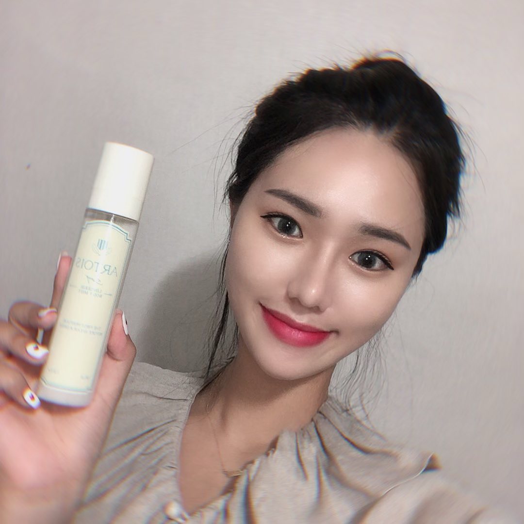 다비🐝 on Instagram: “아르투아 바디미스트로 향기 나는 하루 보내볼까용? ⠀ 다비는 요즘 가방에 향수 대신 아르투아 바디미스트를 가지고 다녀요!! 제가 쓰는 “Song”이라는 향은 아주 보송한 비누 향이 나고 과한 향이 부담스러울 때 깔끔하게 데일리로 뿌리고 다니기 좋은…”