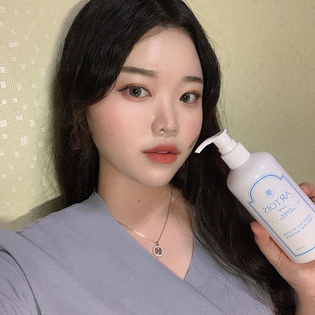 혜원 on Instagram: “#artois #아르투아바디워시 . . . 비누향이 은은하게 오래가서 실제 향수를 뿌린 듯한 느낌을 주는게 시중에 파는 다른 바디워시들과 차별되는 것 같아서 저만의 향수를 찾은 느낌이에요! 바디미스트말고 성분 좋은 이거 써봐요ㅠ..ㅍ  #아르투아…”