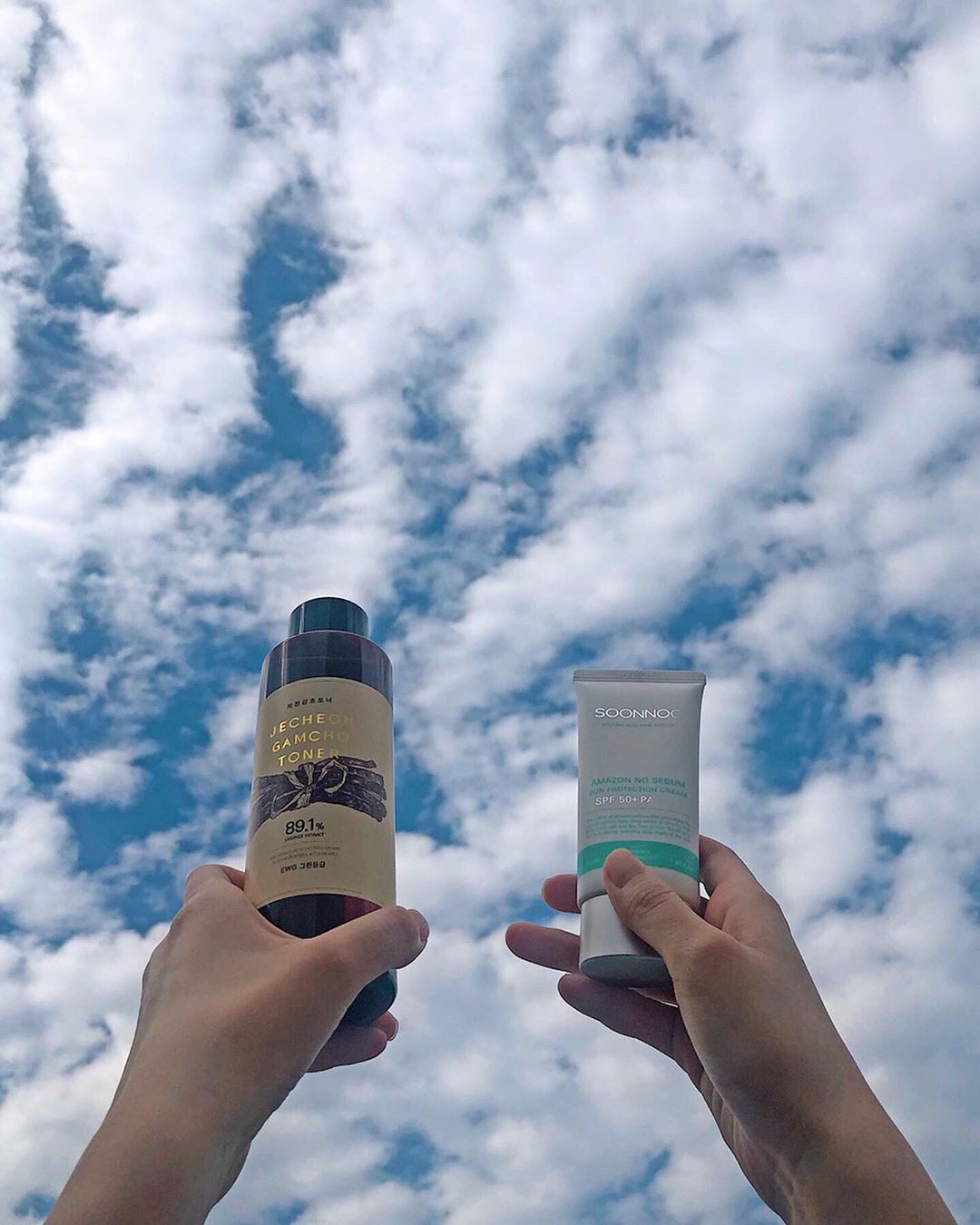 전쵸파 on Instagram: “. 썬크림좀 바르고 밖에 나갈려하는디 비가 쌔리는군 워낙 땀이랑 기름이 많은 피부라 썬크림에 신경을 많이쓰는데 요 아이는 뽀송뽀송하게 발려서 참 좋네요🎶 . #soonnoc #순녹 #노세범 #아마존선크림 #무기자차 #아마존노세범 #선크림…”