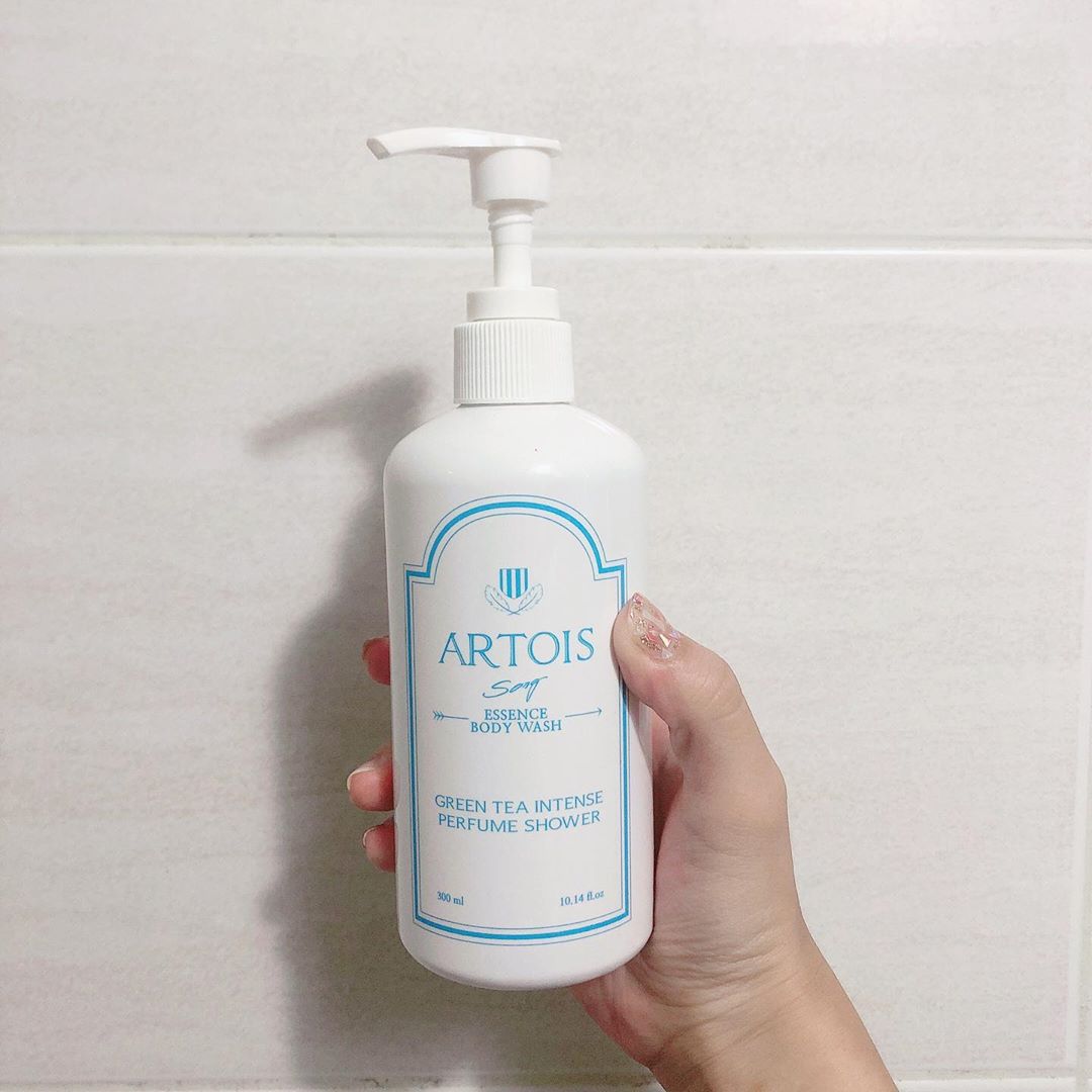 봄이 on Instagram: “향수가 필요없는 바디워시 🛁🧴 #아루투아바디워시 !! 총 여섯가지향 중에 내선택은 송💛 샤워하고 몇시간이 지나도 방금 샤워한듯 깨끗한 비누향🧼🧼 하루 세번 샤워하고싶어지는 부드러움과 향기로움 😋 첫 향은 시트러스로 미들향은 꽃향기,프리지아향 그후에는…”