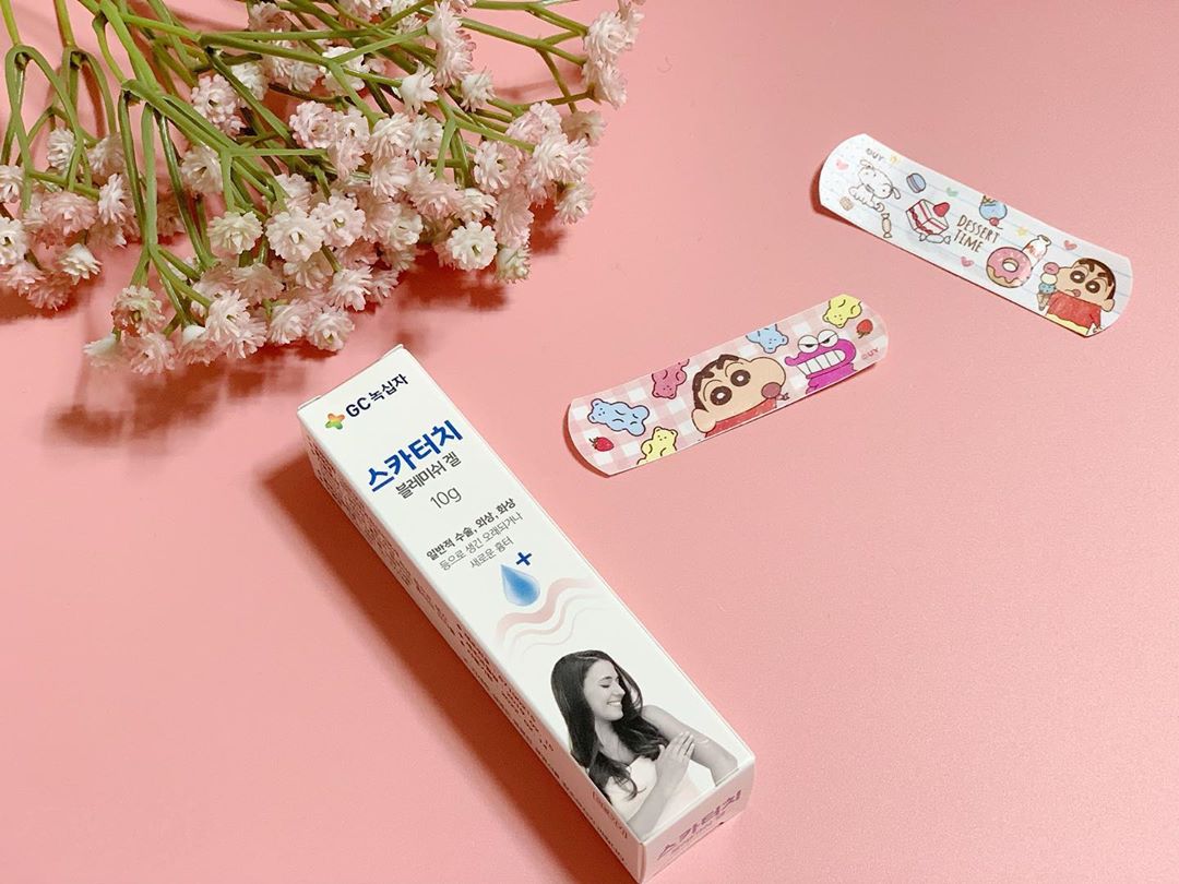 @pui_pui______ on Instagram: “툭하면 넘어지고 까지고 .. 안넘어진다 싶으면 울 냥이님 목욕시키다 손톱테러... •᷄⌓•᷅ ⠀ 바람잘 날 없는 내 피부에 완죠니 꿀템! ⠀ 어린아이부터 어른까지 바를 수 있고 바르고 마른 후엔 통기성도 좋고 방수도 된다고하니 어느 부위에 발라도…”