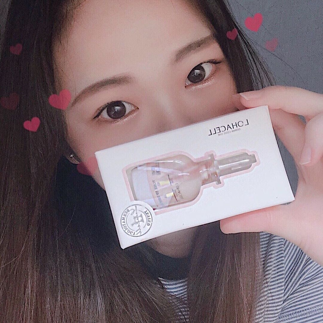한소희 on Instagram: “로하셀 톤업 드롭 샷 앰플 ✨ . 미백 광채 포뮬러가 함유되어 있어 피부 미백에 도움을 주는 촉촉한 앰플 전 성분 EWG 그린 등급으로 안전하게 사용할 수 있는 홈케어 제품 ‼️ 현재 1+1 행사 중이라고 하네요 ➿ .…”