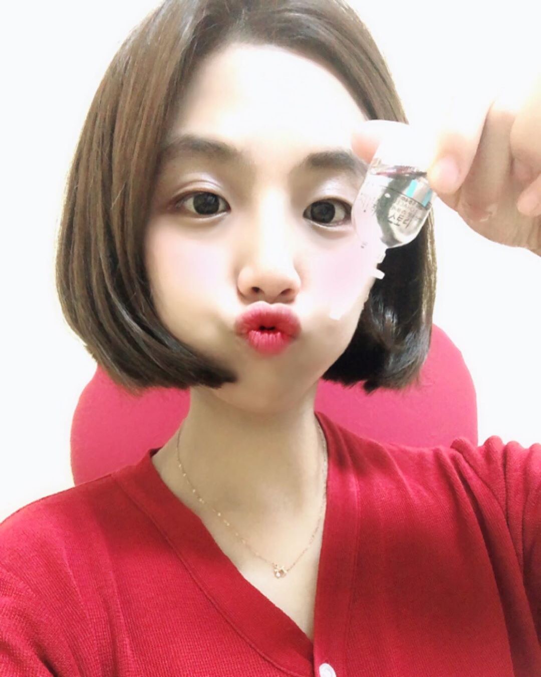 쩡요🐤 on Instagram: “_ 환절기와 동시에 평가̆̈ 준비로 지친 나의 피부에 수분 보충이 필요했는데 요 귀욤귀욤한 하이 드롭샷 앰플이가̆̈ 시간차 흡수로 수분을 차곡차곡 채워주었당 미백과 주름 피부 진정 보습에 도움을 주는데 무엇보다 EWG 그린등급과 20여가지 유해성분이…”