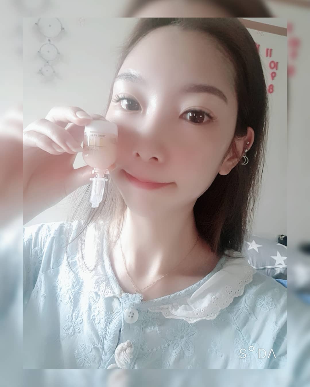 Ram Ah Lee on Instagram: “앙증맞은 톤업드롭샷앰플 작은것이 효과짱이구만👍👍 여름내내 김해에서 타버린 내얼굴 복구템😘😘 . . . #로하셀 #lohacell #로하셀드롭샷앰플 #톤업드롭샷앰플 #드롭샷앰플 #로하셀앰플 #미백앰플 #스킨케어 #홈케어 #앙증앙증 #미백 #백옥피부…”