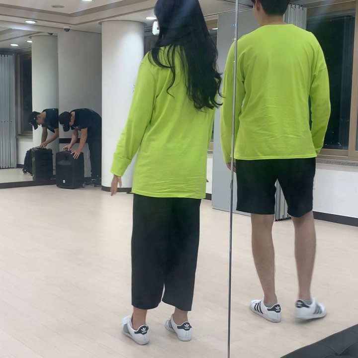 최수지(뚜디) on Instagram: “전공심화까지 예대를 4년다녔는데 연기 댄스 보컬를 첨 배워봤당! 요기는 학원이랑 엔터가 같이 있어서 더더더 심화적으로 배울 수 있는게 장점!! 또 취미로 배우는 사람들을 위해서도 맞춤교육을 해주신답 올해 오픈해서 장비도 신축이고, 연습실도 너무…”