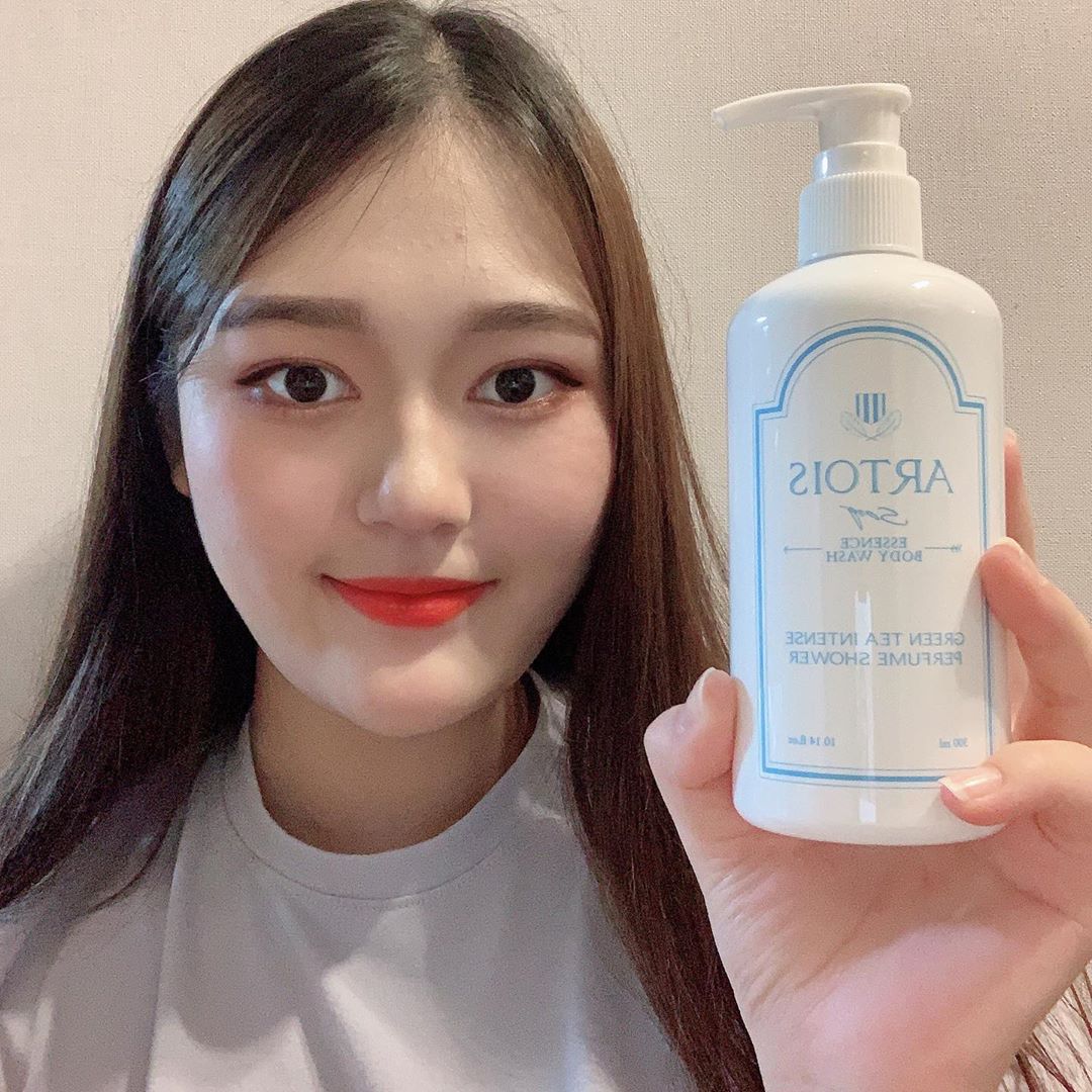 🅒🅗🅐🅔🅗🅤🅘 on Instagram: “🧴아르투아 향수 바디워시🧴 - 🌱식물성 계면활성제와 보성 녹차수를 담은 약산성 바디워시 🛁욕실 가득 기분좋은 향으로 채워주는 향수 바디워시 💧피부 진정 도움, 수분 공급으로 유수분 밸런스를 맞춰준당 - 본 제품은 천사연구소에서 제공받아 작성한…”