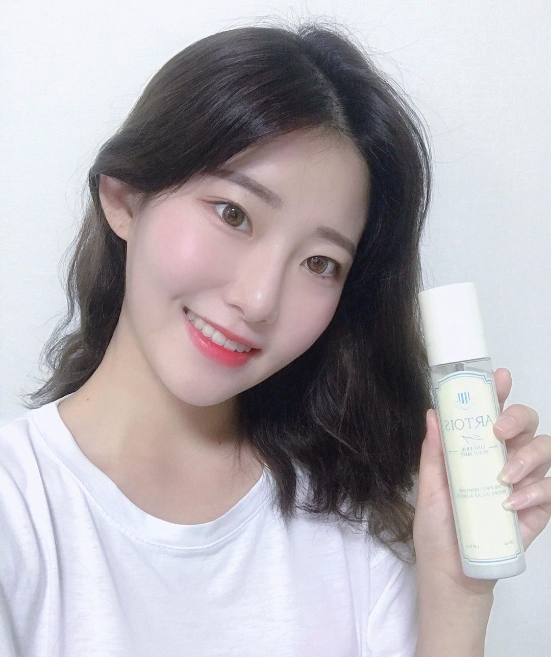 김연주 on Instagram: “향기 진짜 좋은 바디미스트 발견ㅠㅠ👍🏻 인위적인 향보다 자연스러운 향을 좋아하는데 딱 고급스러운 비누향이에요!! 요즘 같이 비오고 꿉꿉한 날에 필수템인듯 합니다👻 전성분이 공개해놓은 만큼 믿음가는 제품인데다가 데일리 퍼퓸으로 쓸 수 있고 룸…”