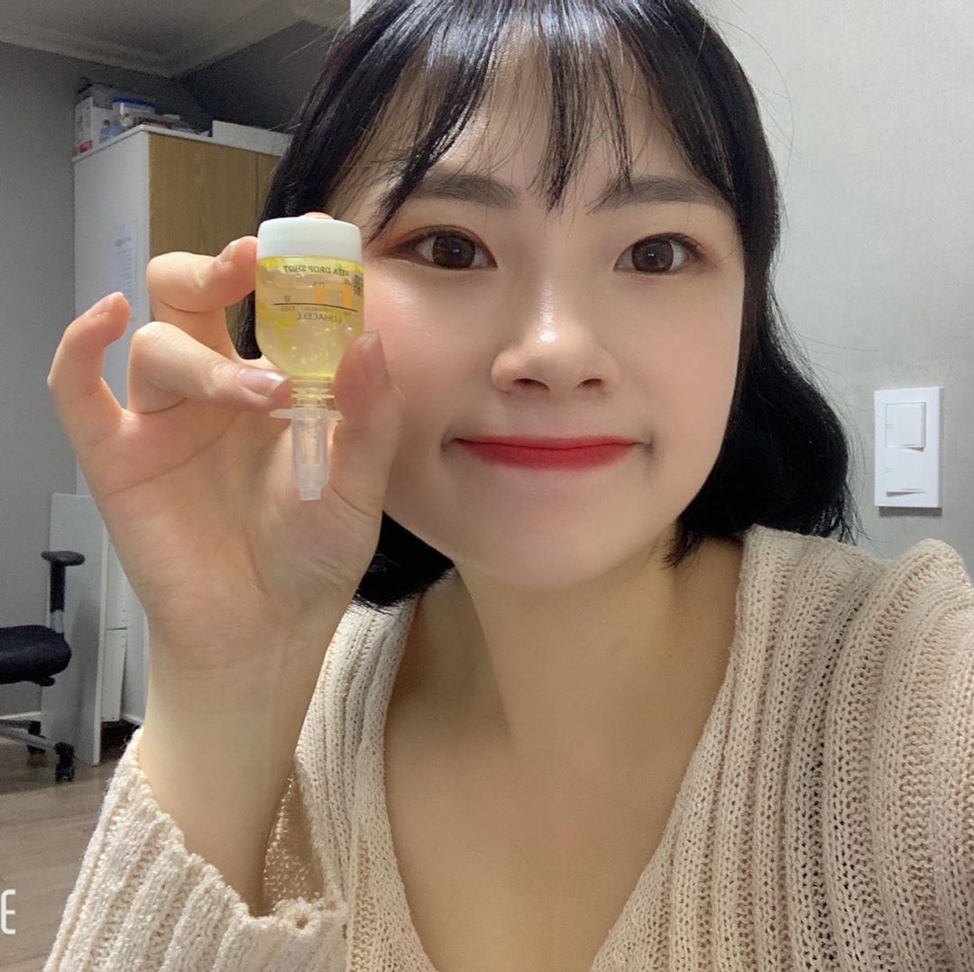 수정인스타 on Instagram: “9가지 멀티 비타민과 비타민나무 수 61%를 함유하여 비타민이 필요한 오빠를 위해 선물🎁피부예민해서 아무거나 못쓰는 오빠도 이거 쓰고 피부 쫀쫀해진 느낌 (?) #로하셀비타드롭샷앰플 #로하셀 #lohacell #비타드롭샷앰플 #드롭샷앰플 #로하셀앰플…”