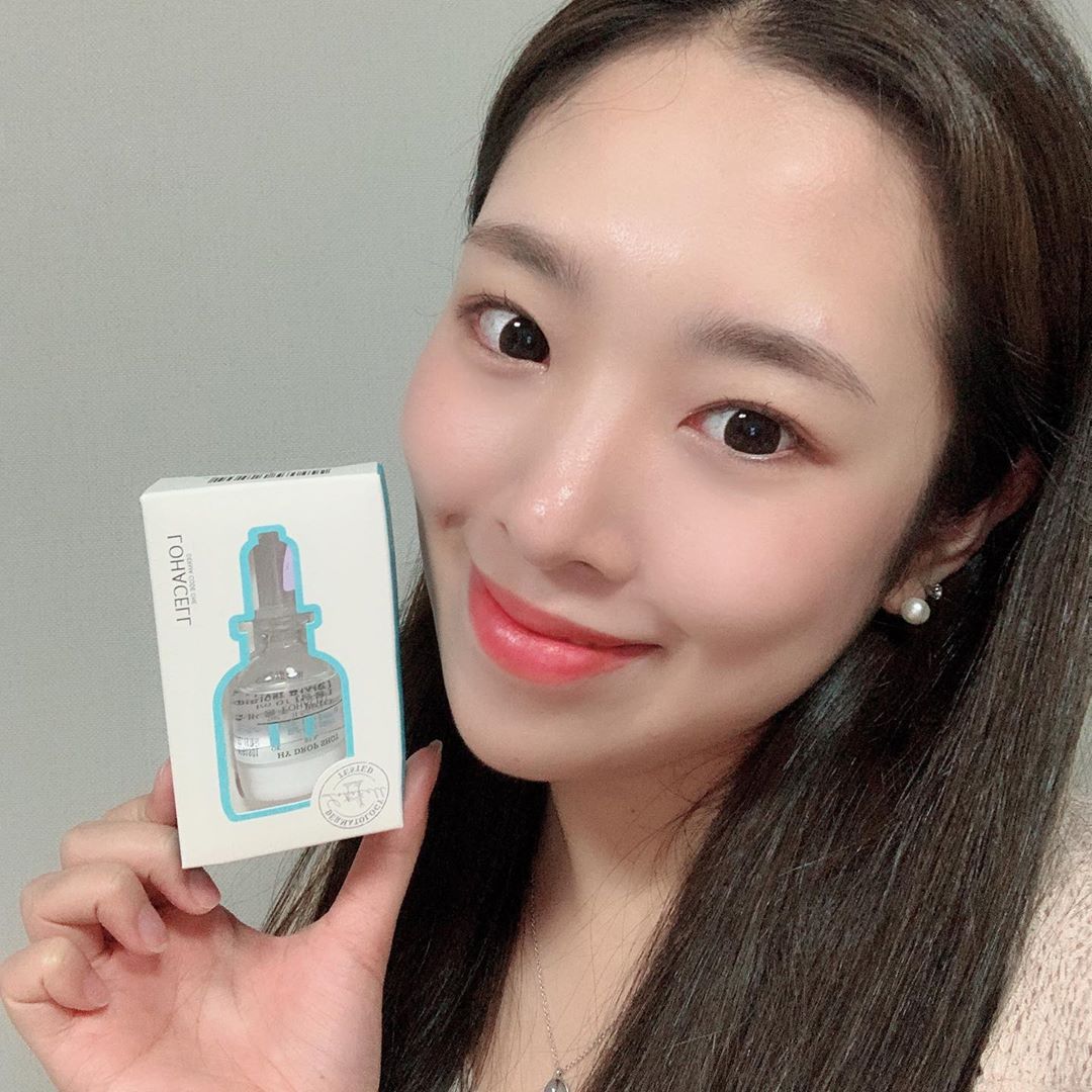 지연 on Instagram: “로하셀에서 드디어 일냈다,, 심지어 지금 1+1에 50% 세일 하고 있는거 모르는 사람 없게해주세요😭 저는 피부상태가 수시로 바뀌는 민감성이라 에센스나 앰플을 꼭 쓰는데 저같이 기초라인 자주 바꾸는 사람들에게 용량도 딱인 로하셀 앰플 ! - 영상 속…”