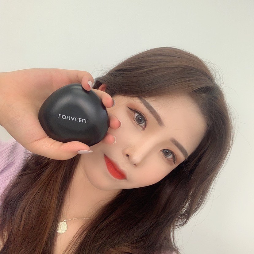 임윤정 on Instagram: “로하셀 조약돌쿠션은 48시간 지속력 테스트를 완료한 제품으로 조약돌처럼 매끈매끈한 피부 표현이 가능해요 ✨  퍼프 디자인도 특이해서 코옆 커버같은 좁은 부위에도 바르기 짱편해요 👻 . . . #로하셀 #lohacell #로하셀조약돌쿠션 #조약돌쿠션…”