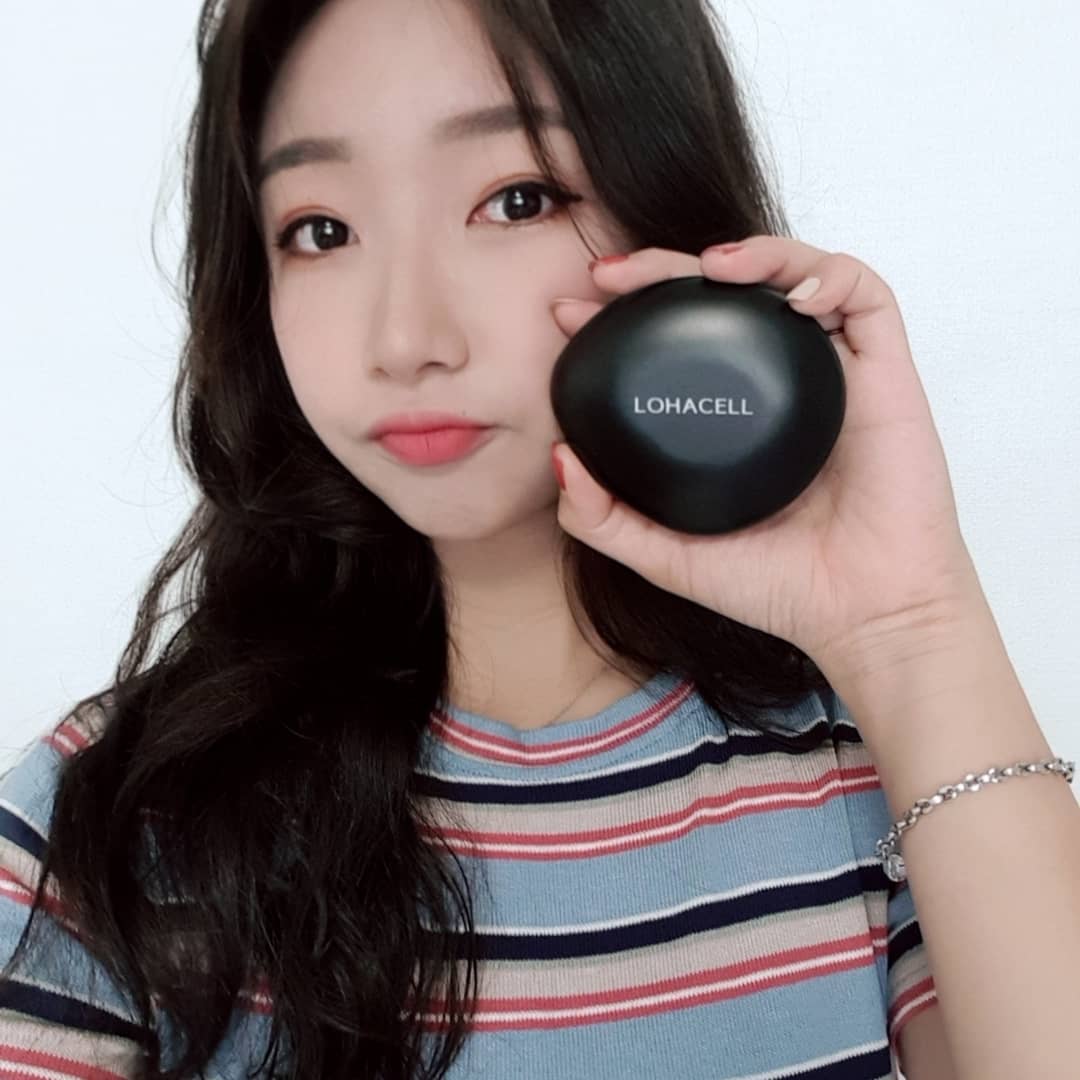ᴶ ᴱ ᴼ ᴺ ᴳ ᴱ ᵁ ᴺ on Instagram: “48시간 메이크업 지속이 된다는 조약돌쿠션🌚 눈가, 코 주변 같은 좁은 부위도 꼼꼼하게 커버할 수 있는 퍼프모양까지 왕만족😆👍🏻 무엇보다 바른듯 안바른듯 얇게 발리면서 커버까지 확실한게 짱인듯 하오😏 . . . . #로하셀 #lohacell…”