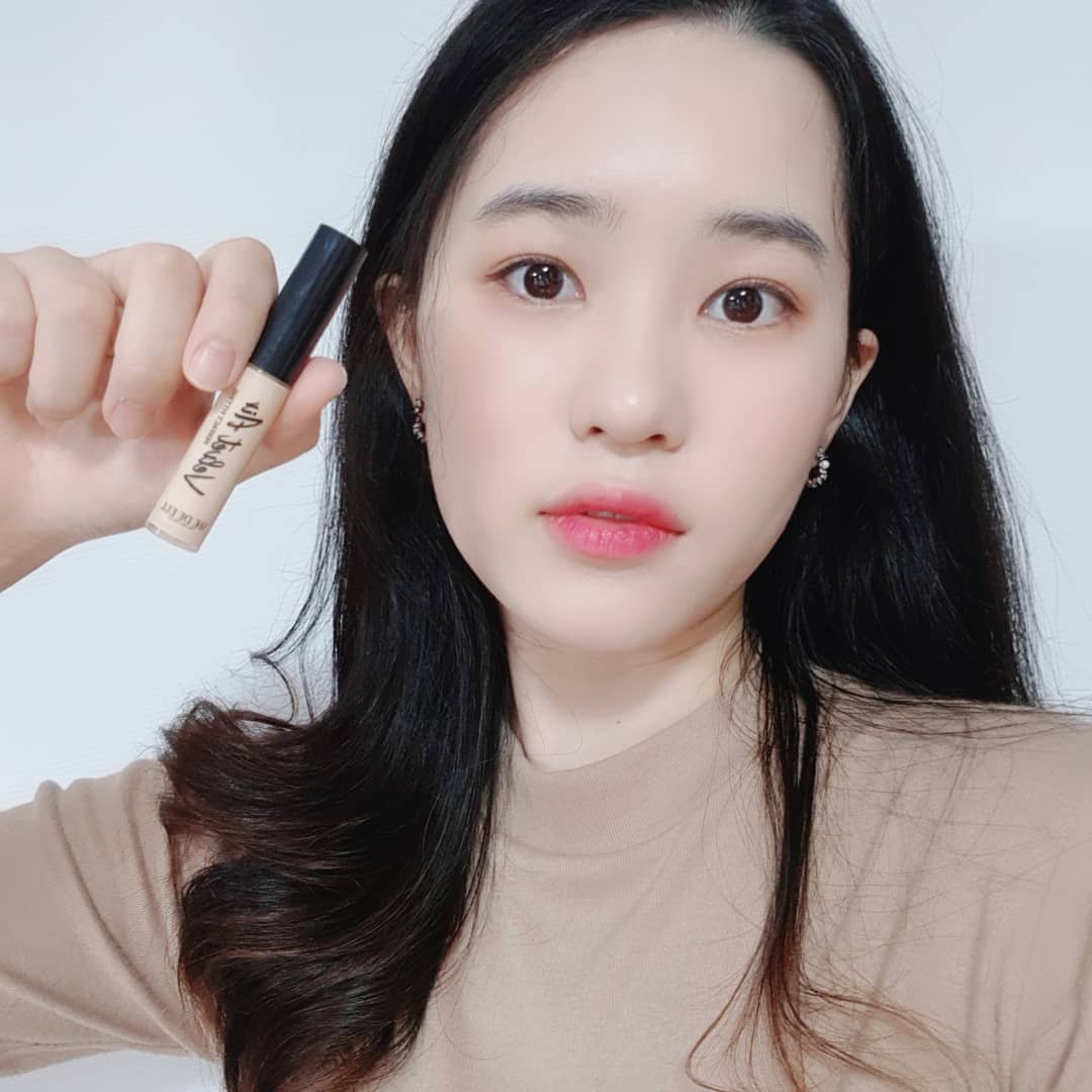 장유정 on Instagram: “흉터가 많아서 베이스할때마다 스트레스였는데 얇으면서 잘 가려져서 매일 쓰는 컨실러👍🌝👍 파데 전에 바르는 게 더 효과가 있는 것 같다  #쉬드엘컨실러 #쉬드엘벨벳페인팅컨실러 #벨벳에어페인팅컨실러 #뷰티템 #뷰티팁 #데일리메이크업 #컨실러 #컨실러추천…”