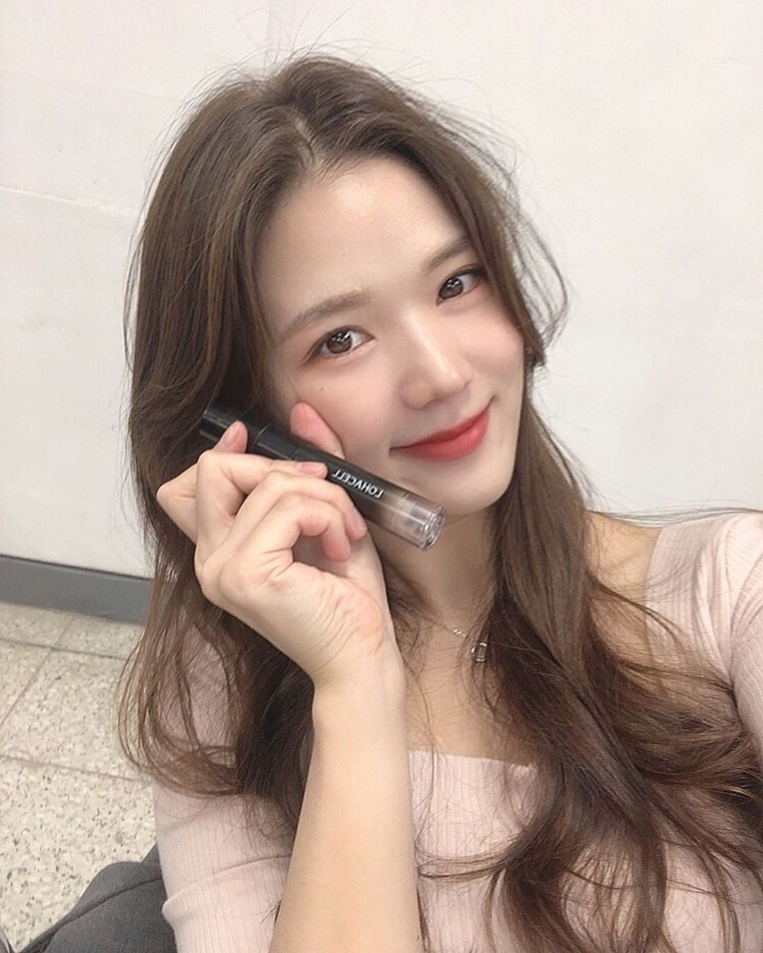 @0.325__ on Instagram: “인생컨실러 찾았당💘  갠적으러 나스보다 좋았던 로하셀 ! 21호보다 밝은 19호 있어서 좋다..ㅎ  #로하셀 #lohacell #로하셀컨실러 #로하셀리얼피팅컨실러 #리얼피팅컨실러 #뷰티템 #뷰티팁 #트러블커버  #컨실러 #컨실러추천 #메이크업 #뷰덕…”