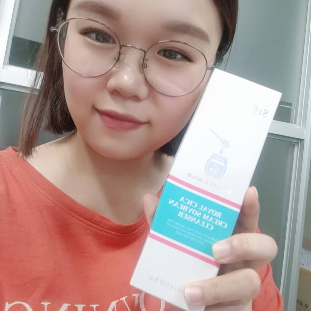 혀니마므 on Instagram: “크림타입의 쉬엘드콩클렌저 사용! 화장을 진하게한 뒤 클렌징사용하면 땡김현상이있는데 로얄시카크림콩클렌저는 땡김현상없고 잘 지워지기도했다! 기존에 알겡이들어간 클렌저만 사용했는데 이거는 알겡이가 없어도 깨끗하게 지워지는 느낌이든다. 연하게 화장할때는…”