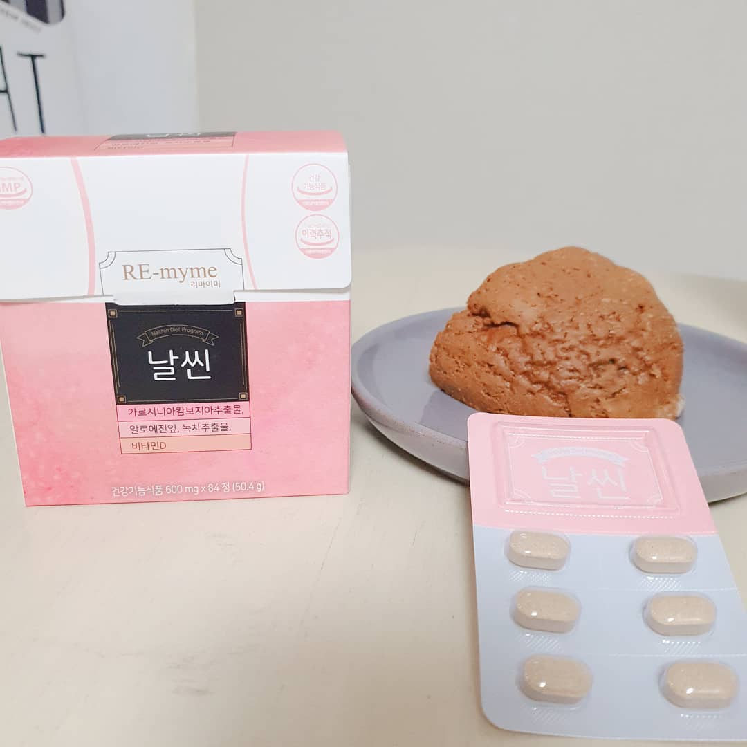 은정스타그램 #예쁘고신나는 #인생극장윤재편 on Instagram: “- 시간은 필라테스를 허락하였으나 내 몸은 필라테스를 거부하였다는 슬픈이야기😭  역시 다이어트에는 식이요법 이라면서 모카빵을 살포시 데워먹는다🤣  이제 믿을구석은 리마이미 👯‍♀️👯‍♀️ 무으려 상품명이 날씬!! 과연..제가 한번 먹어보겠숩니다!!…”