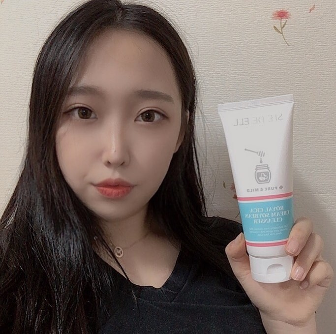 가영 on Instagram: “메이크업도 잘지워지고 피부에 자극없어서 조앙 
로얄 시카 크림 콩 클렌저
#쉬드엘  #로얄시카크림콩클렌저”