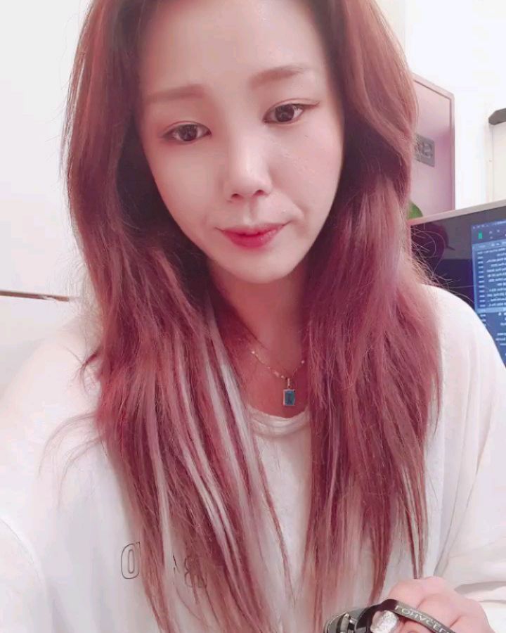 헤어인사이드 지현쌤🎀 on Instagram: “신상쿠션 리뷰하깅🧡 항상촉촉한거 사용하다가 #로하셀신상 쿠션사용하니까 무너짐이 덜한거같다 베이스를 꼼꼼히깔고 #수정화장 할때 사용하면 좋을거같은 제품이다 솔찍히 퍼프는 다른거사용하면 더좋은거같다 보들보들한데 먼가 나랑은안맞는느낌,,, 쿠션은…”
