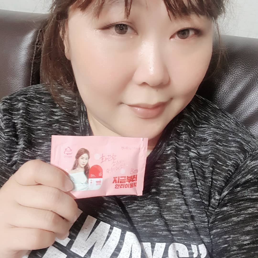 귀연남옥씨 on Instagram: “술도 못먹는게 요즘 술배우는중 촬영전날엔 먹음 안되는건데 너무 달려서 촬영하다 죽을뻔 후훗  이런 나에게 비밀병기가 생겻으니 화끈한 소유의 숙.취.해.소 지금부터안티이불킥 가방에 쏙 휴대도 편하고 요구르트맛? 비타민같이 생긴 두알 꼭꼭 씹어먹고…”