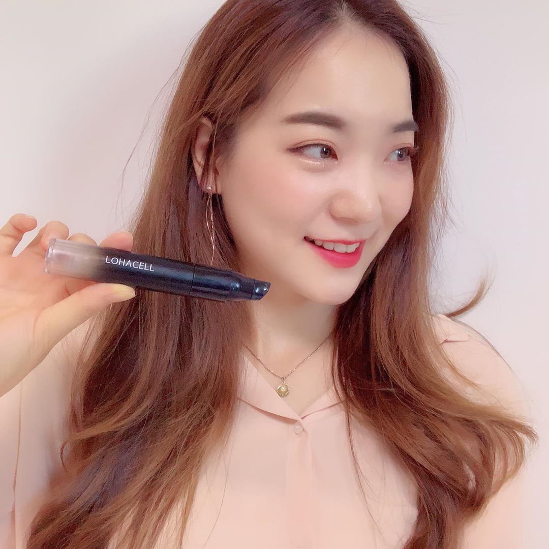 에이엘 @ᴀ_ᴇʟ on Instagram: “#🖤 . . #로하셀 #lohacell 리얼 피팅 컨실러 Real Fitting Concealer 19 #IVORY . 요 컨실러는 트러블 커버 전용 컨실러로 초강력 커버와 피부 고민 진정 케어까지 도와주는 컨실러예요!💆🏻‍♀️ . 리얼 피팅…”