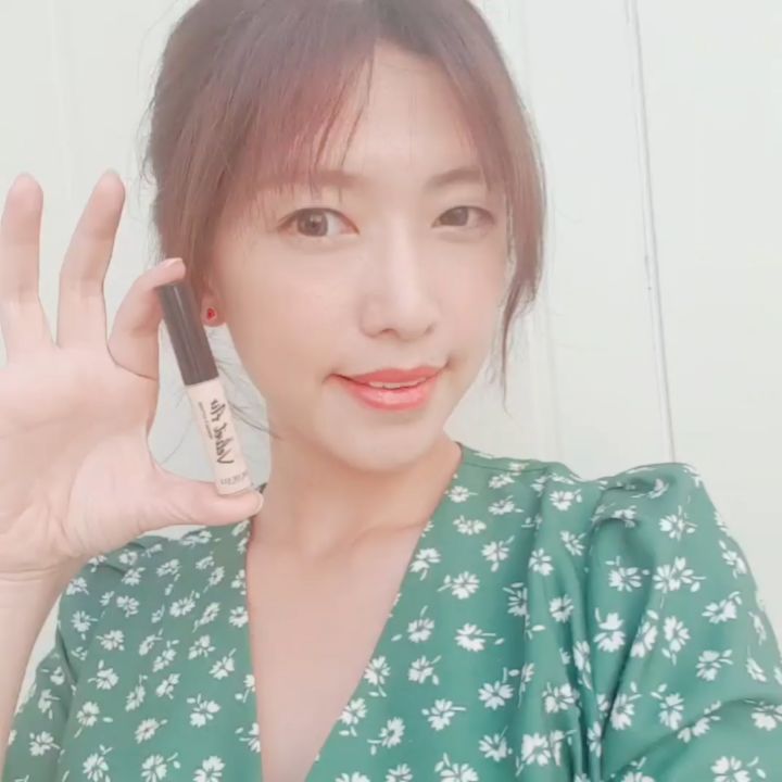 예써♥ on Instagram: “#쉬드엘 #벨벳에어페인팅 #컨실러추천  얇고, 부드럽게 발리지만 커버력은 좋은 컨실러예요. 끈적임이나 묻어나오는 것이 없고, 워터프루프 컨실러로 지속력이 좋아요. 소량으로도 충분히 커버되고 화사하게해줘요 5중 세라마이드 함유로 외부 환경으로 인한…”