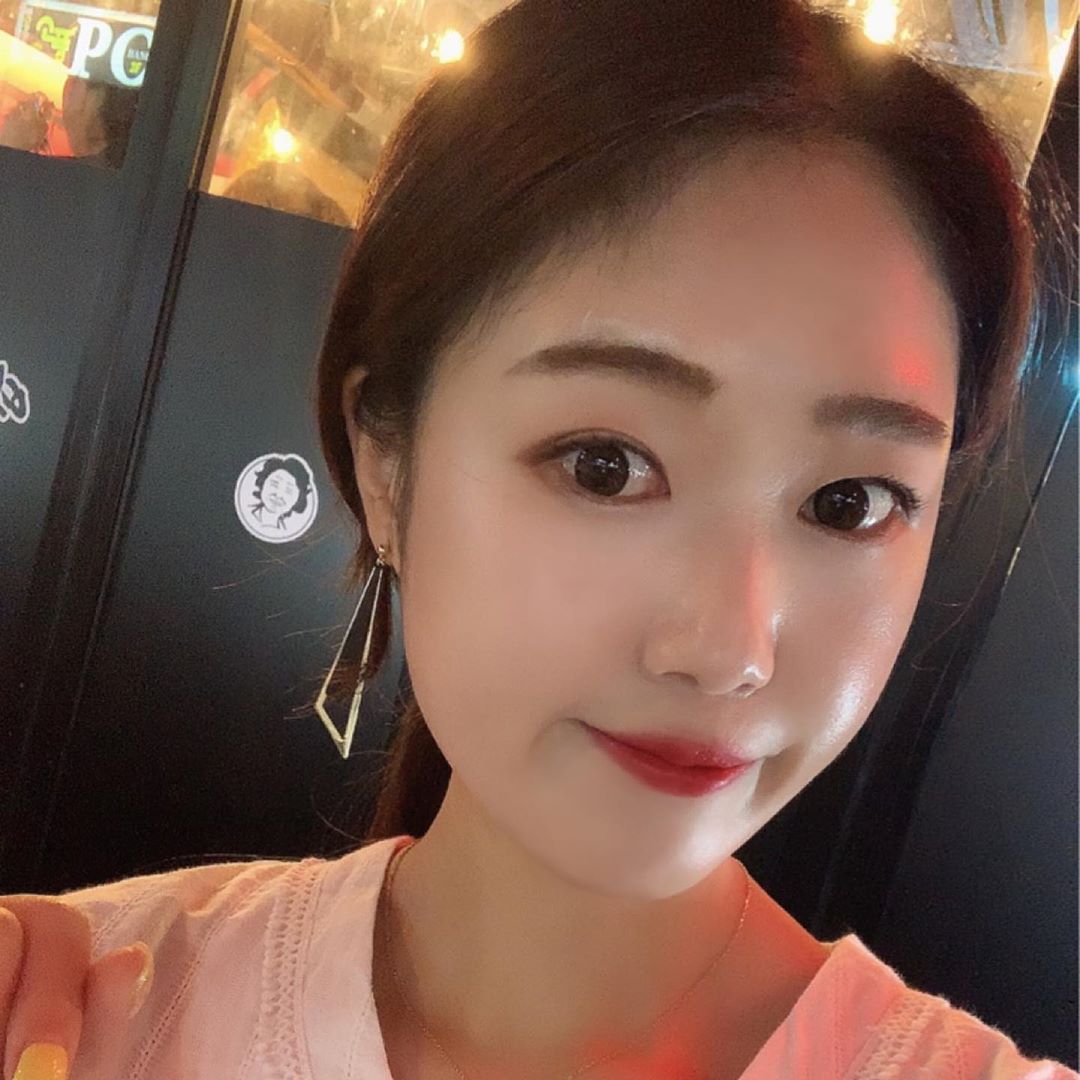 성미 on Instagram: “인생컨실러 찾았당💛 커버도 잘되고, 지속력 오래가고 밀착력도 좋은게 👍🏻👍🏻 . . #컨실러추천 #베이스메이크업 #커버메이크업 #피부메이크업 #다크서클 #다크써클 #홍조커버 #로하셀 #로하셀컨실러#로하셀리얼피팅컨실러 #직장인 #셀스타 #얼스타 #셀피…”