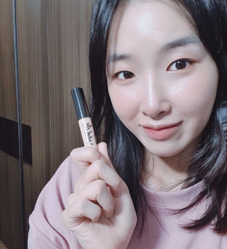 쮸니😚❤️ on Instagram: “. 사실 컨실러는 잘 사용할 줄 몰라 흔히말하는 떡화장이 되는 바람에 구매해 쓰고싶어도 또 후회할거란 생각에 안썼는데 쉬드엘컨실러는 얇게 펴발라지고 부드러우면서 끈적임없이 금방 잘 말라서 좋았다 사실 워터프루프라는건 모르고 손등에 테스트한걸 지우려고…”