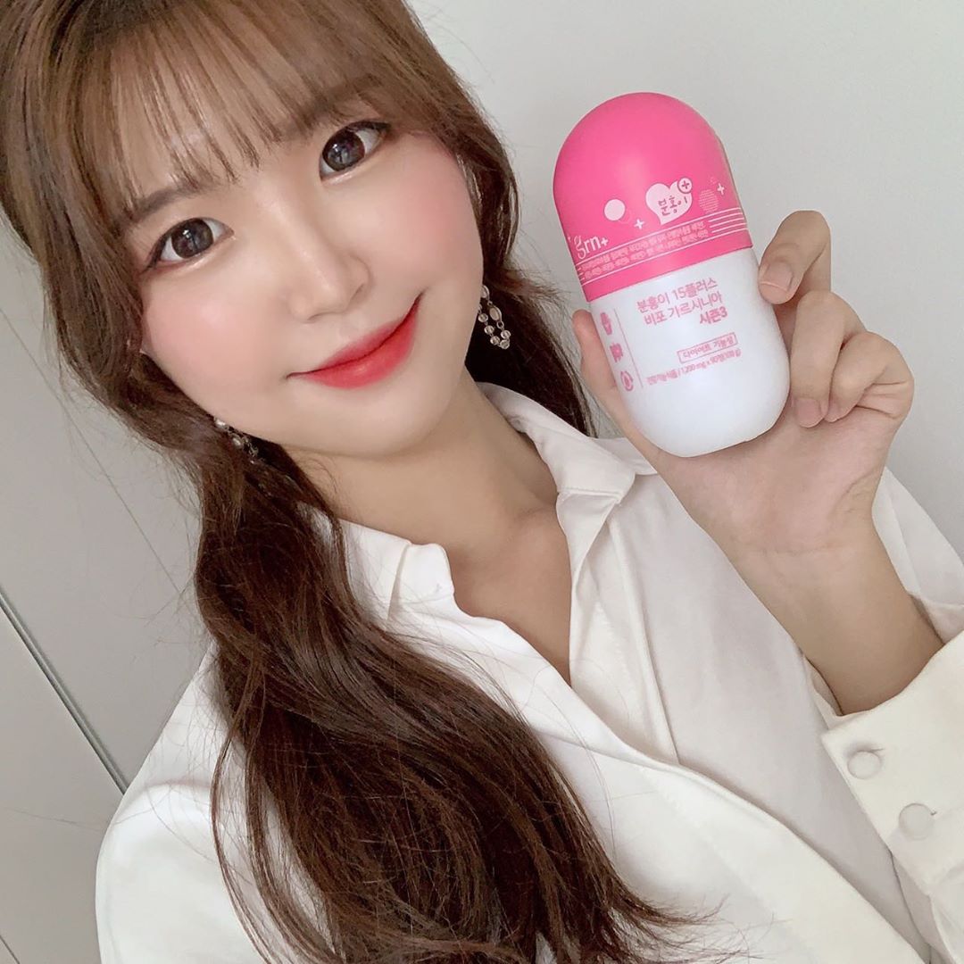 유란 on Instagram: “GRN의 대표 다이어트 제품 분홍이 초록이가 시즌 3로 돌아왔어요! 시즌3를 거듭하며 이전의 불편함을 개선하고 건강에 도움이 될 수 있는 성분이 포함되어 새로 출시하였답니당🙆‍♀️ - #분홍이 탄수화물이 지방으로 합성되는 것을 막아주는 가르시니아…”