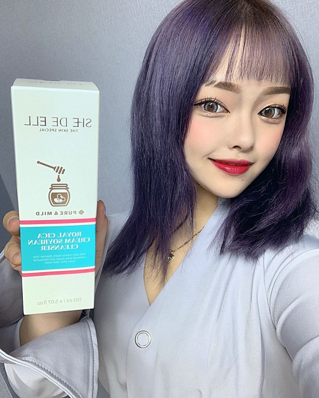 한은지 on Instagram: “쉬드엘 . 쉬드엘 로얄시카 콩클렌저 ➡️요즘 피부 트러블 때문에 걱정 많았는데 부드러운 거품이 블랙헤드를 포함한 노폐물을 잘 제거해주는 것 같아요🥰 . #쉬드엘 #shedeell #쉬드엘콩클렌저 #콩클렌저 #쉬드엘로얄시카크림콩클렌저 #쉬드엘폼클렌징…”