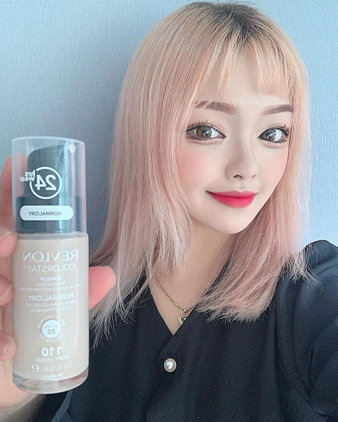 한은지 on Instagram: “요즘쓰는 파운데이션 여름이 끝나가서 매트한 제형이 아닌 , 촉촉한 파운데이션으로 많이들 바꾸실텐데 레브론 파운데이션 👏🏻👏🏻 촉촉하다고해서 많이 유분지지도 않고 딱 바르기 편한 정도에요🥰 무너짐이 있긴 하지만 보기싫게 지워지거나 뜨지 않고 자연스럽게…”
