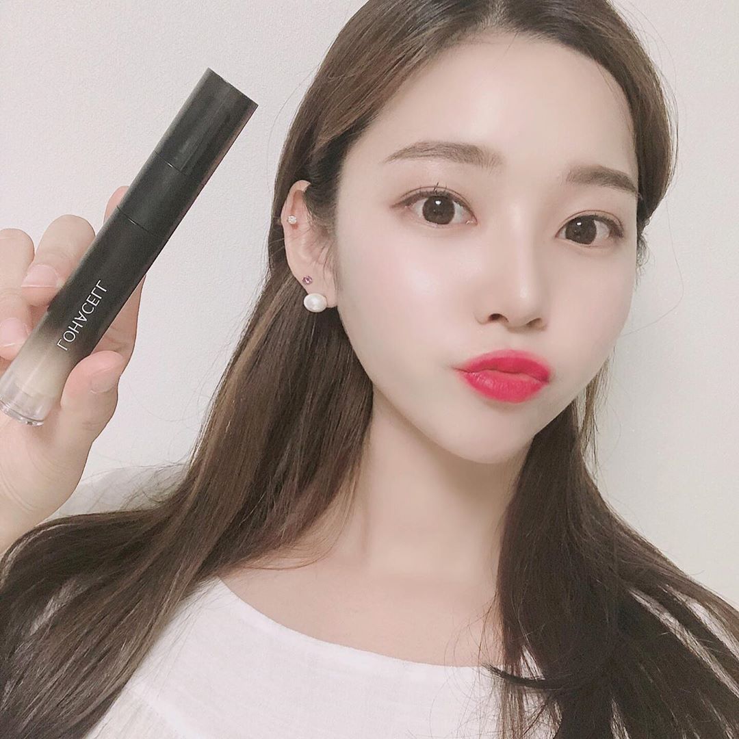 서지민 🇰🇷 on Instagram: “⠀⠀⠀⠀⠀⠀⠀⠀⠀⠀⠀⠀⠀⠀⠀⠀⠀ #로하셀 리얼피팅 #컨실러 트러블 커버 전용 컨실러이고 피부 진정과 보호에 도움되는 포뮬러 칼라시카가 함유되어있는 컨실러라서, 커버도 하고 진정효과도 보는 일석이조 아이템이에요! 홍조나 모공, 다크서클 모두…”