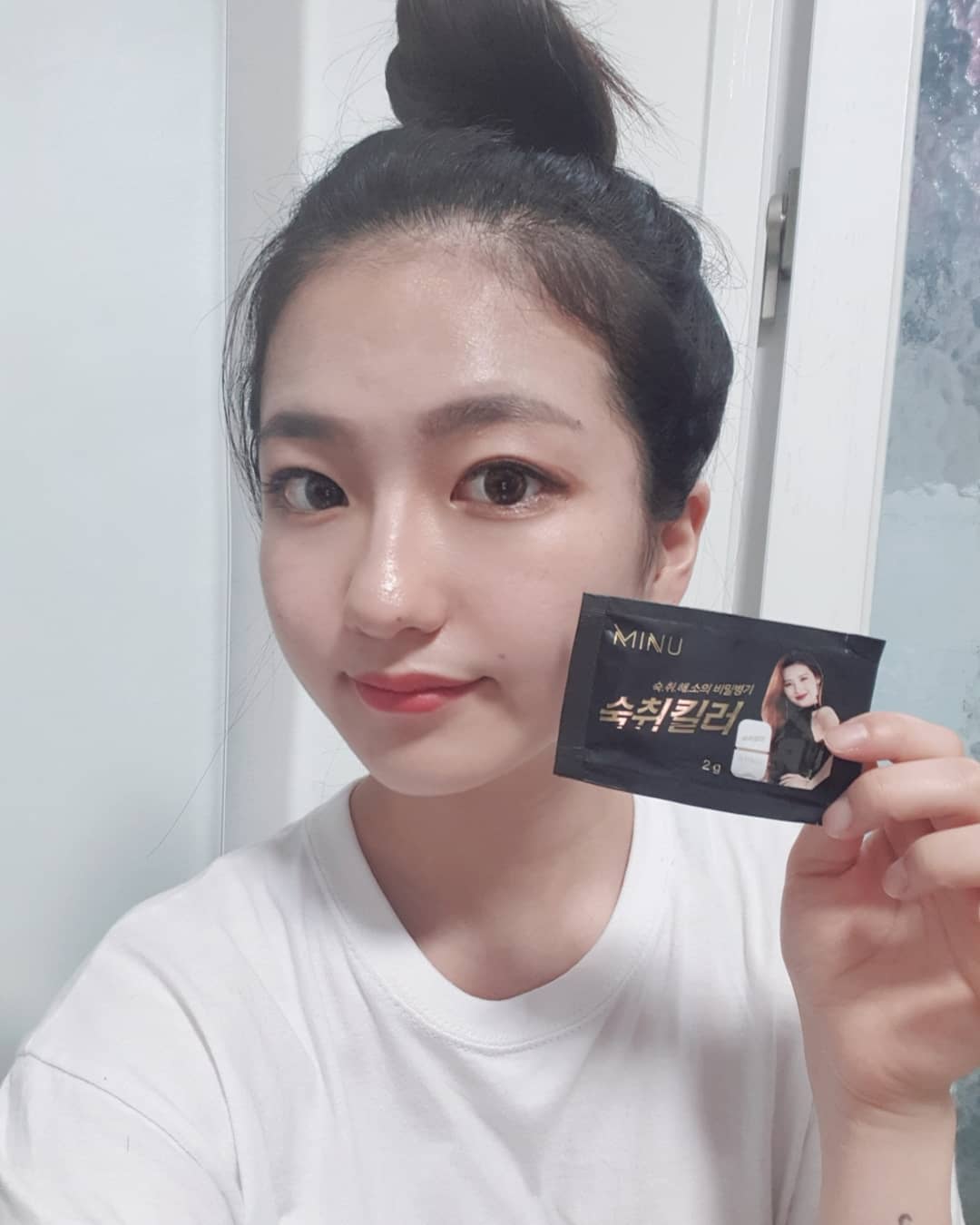 오 소희 on Instagram: “가루형태로 되어있는 숙취해소제에요 가루형태라서 물이나 술에 타먹어도 맛있구 입안에 가루체로 털어 먹으면 더맛나여😛😛 맛있는 숙취해소제  세상엔 많은 숙취해소제가 있지만 자신에게 맞는 건 따로있죠  헛개 강황 벌꿀이 들어있는데 맛은…”