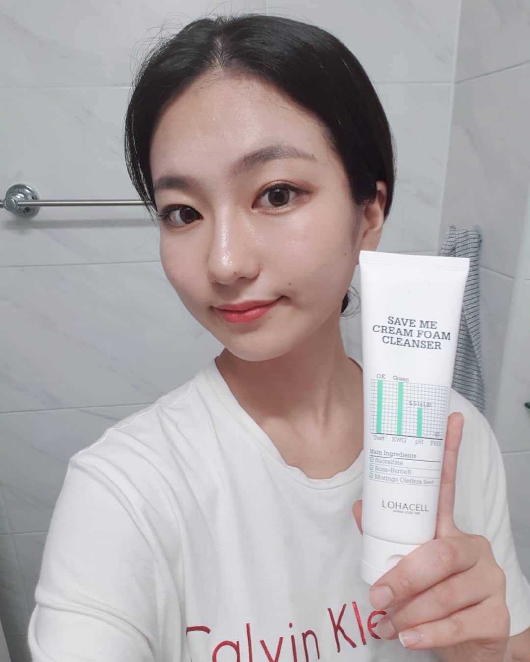 오 소희 on Instagram: “로하셀 세이브미 폼클렌저는 약산성으로 피부 ph를 맞춰주고 천연 계면활성제로 자극이 적은 세안이 가능해요🧼🧼 자극이 적다고 제대로 씻기지 않을것 같죠?? 찰진크림타입에 거품이 피부에 흡착되어서 미세먼지와 노페물을 시원히 제거해줘요🙊  피부보호와…”