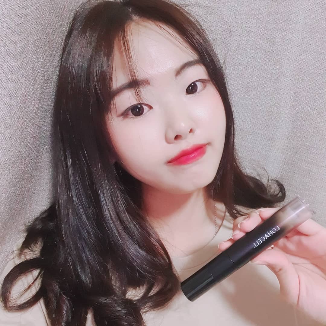 ☘/叡/璘/☘ on Instagram: “💙 로하셀 리얼피팅 컨실러 ⠀ 로하셀에서 새로 출시된 🌿트러블 커버 전용🌿 컨실러로, 피부 진정과 보호에 도움이 되는 로하셀만의 독자적인 포뮬러 '칼라시카' 가 함유되어 있다고 해요 😊 ⠀ 트러블 뿐만 아니라 홍조, 다크써클, 모공 등을 커버할 수…”